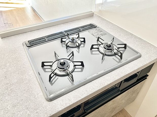 ガスコンロはSiセンサー搭載。火力調節や焦げ付き・消し忘れも防いでくれます。