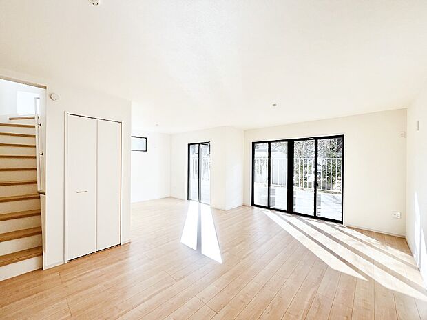 「ただいま」「おかえり」家族とのコミュニケーションが深まるリビングイン階段があります。 