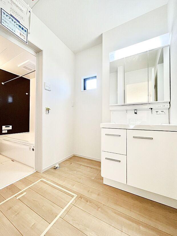 小窓がついているので湿気の多い場所でも換気が十分行えます。毎日の身支度を気持ち良く!