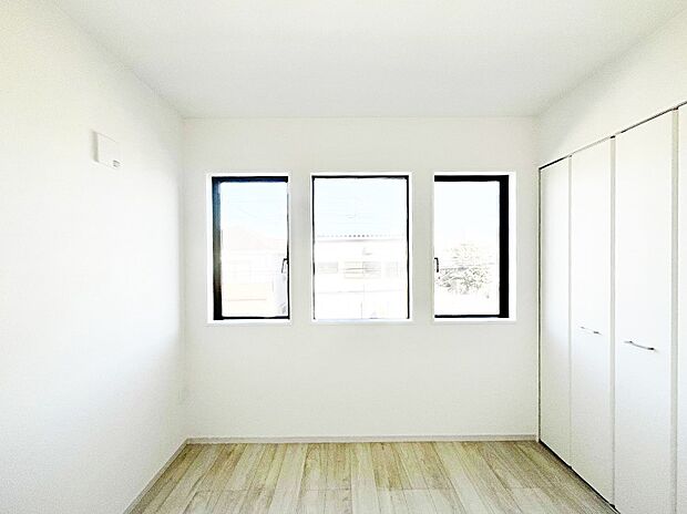 3つ並んだ窓がアクセントになっている2階5.2帖の洋室。