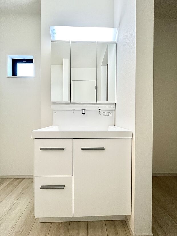 大きく見やすい三面鏡で清潔感ある洗面台は、身だしなみチェックや肌のお手入れにおすすめです。