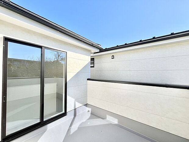 南向きの広々バルコニーで洗濯物やお布団もたっぷり気持ちよく干せますね。