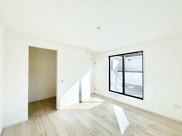 バルコニーが開放感をプラスしてくれる洋室。WIC付きです。