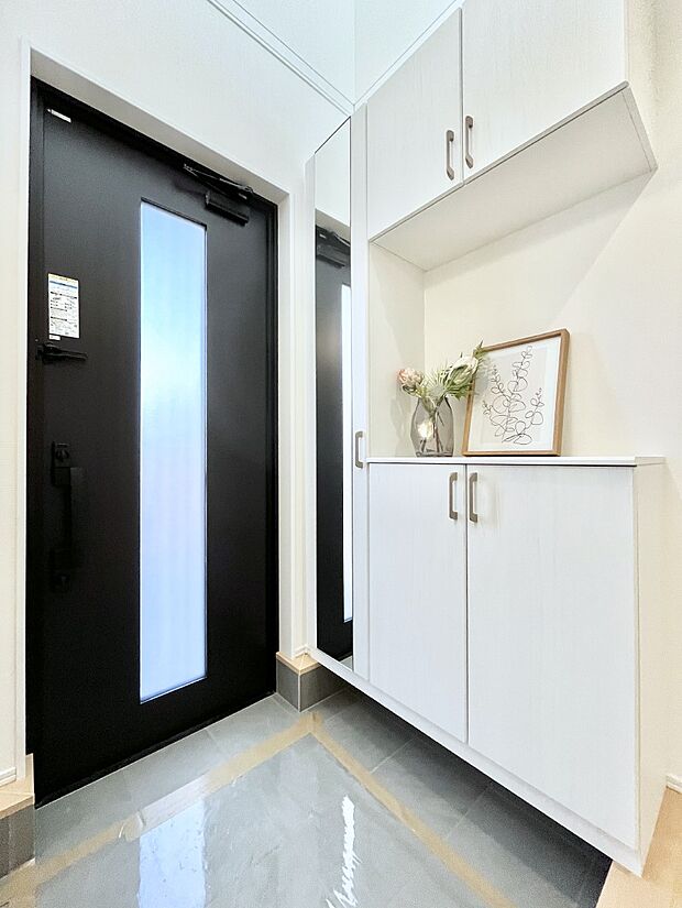 明るい玄関はお客様をお出迎えするのにぴったりです!