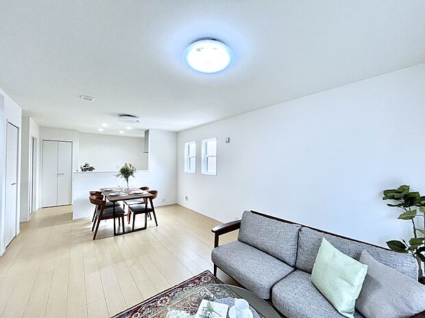 家族団らんの時間も増えそうなくつろぎのリビングダイニング。