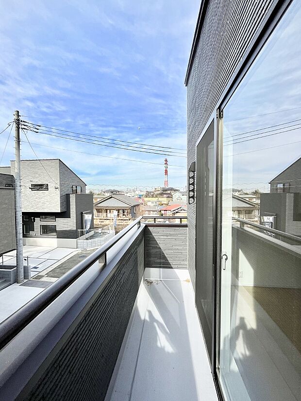 ゆったりバルコニーだから沢山お洗濯ものを干せます。