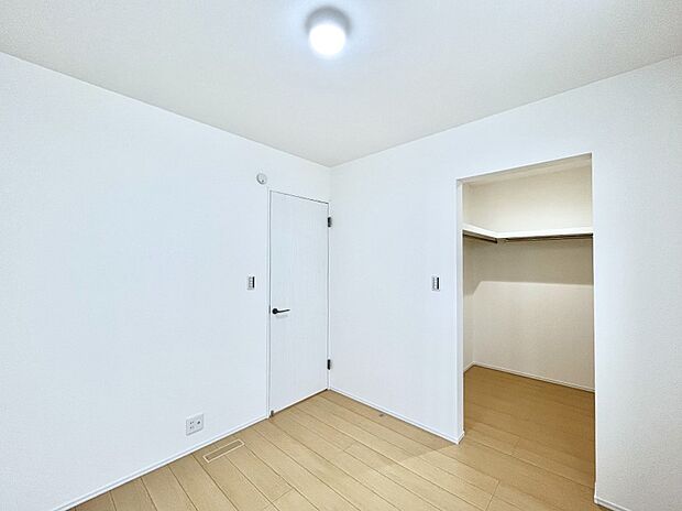 ウォークインクローゼットがあるお部屋！季節ごとの入れ替えも不要で便利です。 
