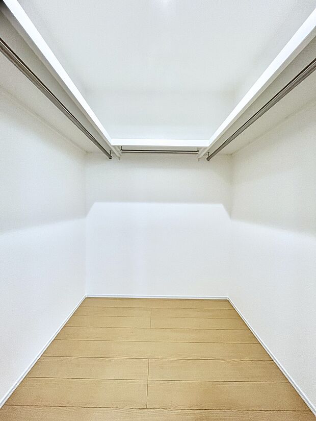 ウォークインクローゼット付きで生活空間を広く利用できます。