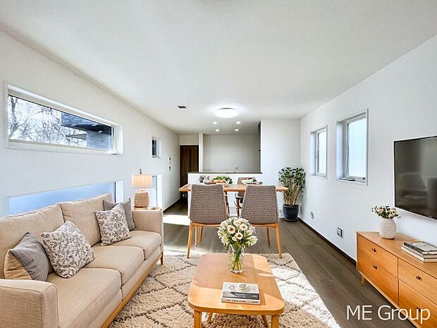 ご家族の賑やかな話し声で包まれる明るいリビング  ※家具はCGです