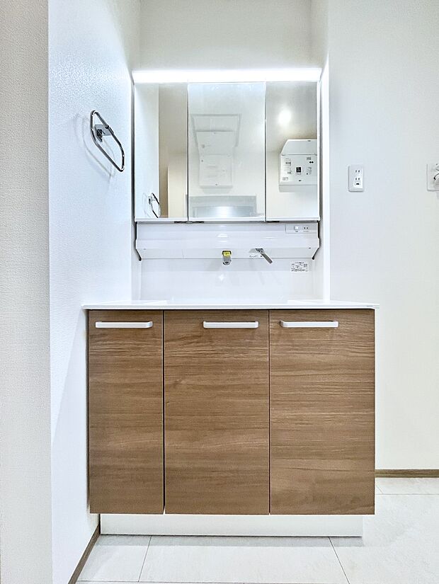 大きく見やすい三面鏡で清潔感ある洗面台は、身だしなみチェックや肌のお手入れにおすすめです。