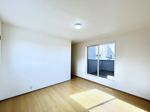 明るいバルコニーサイドに洋室を設置。目覚めの良い寝室に。