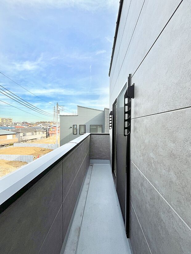 ゆったりバルコニーだから沢山お洗濯ものを干せます。