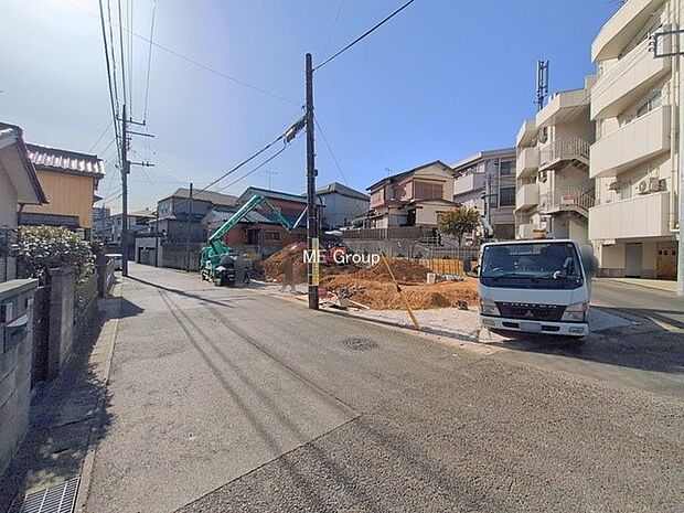〜Exterior〜　前面道路は閑静な住宅地をはしる車通りの少ない道路。駐車の出し入れもらくらくです！ご不明点・現地見学のご希望は、お気軽にお問い合わせください！