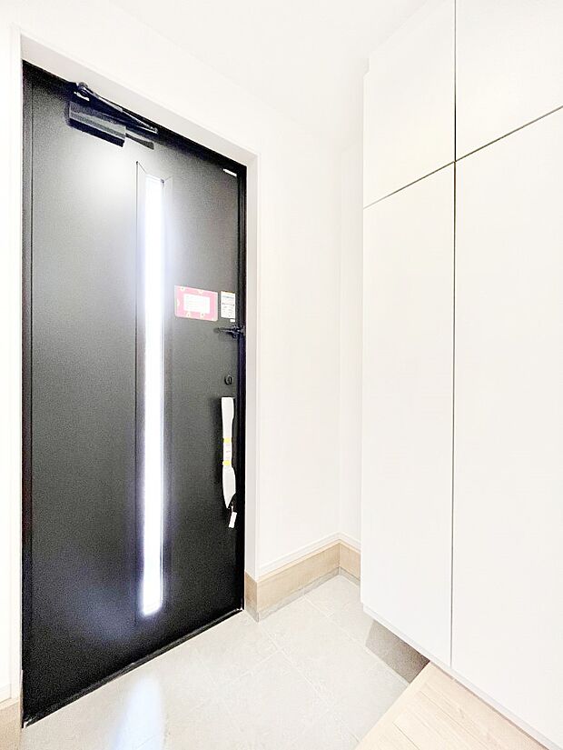 ~Entrance~ 家の中でお客様を迎える最初の場所である玄関は、家の印象そのものです!豊富な玄関収納で、常に綺麗に保つことが出来ます♪玄関にはたっぷり収納の下駄箱を完備!