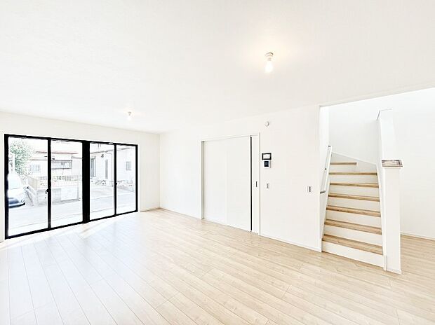 ~Living~ リビングに階段のある間取りです♪家族のコミュニケーションがスムーズに取れますね♪ゆとりある暮らしと心地よい住環境が紡ぐ贅沢な時間をご家族みんなでお過ごし下さい。