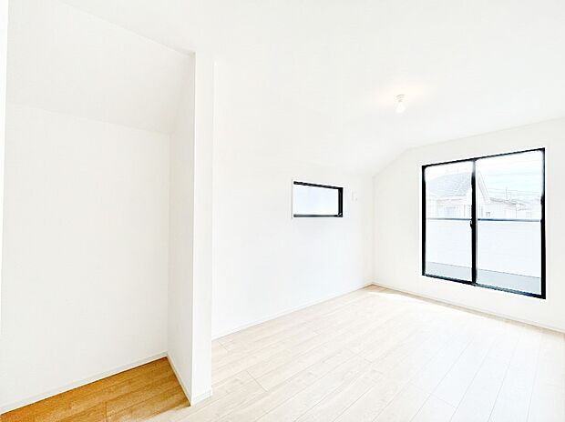 ~Bed Room~ 「今日も一日お疲れ様」とご夫婦でゆったりくつろげる寝室。毎日の家事やお仕事に疲れた日はフカフカのベットで癒されてください。テレビや本棚をおいても快適な広さが自慢♪