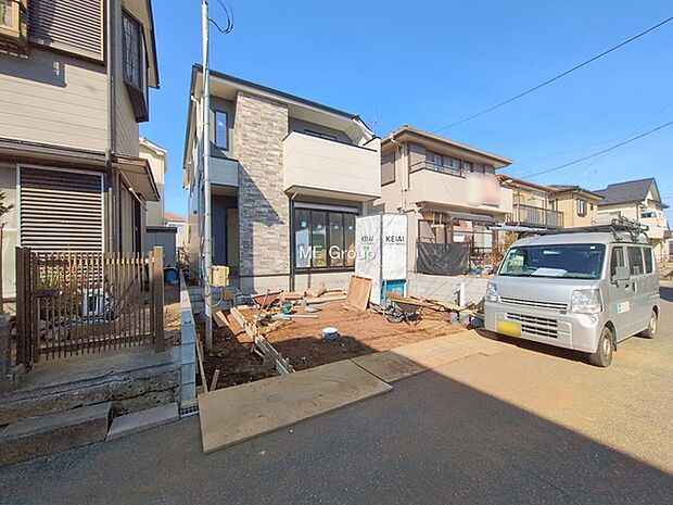 〜Exterior〜　堂々たる趣ながら、主張し過ぎずどこか余裕を感じさせるシャープなフォルムで佇む邸宅は、晴天の空と照らし合わせる事で、本来あるべき完成形の姿を見せてくれます。  