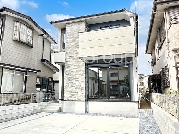 ~Exterior~ 堂々たる趣ながら、主張し過ぎずどこか余裕を感じさせるシャープなフォルムで佇む邸宅は、晴天の空と照らし合わせる事で、本来あるべき完成形の姿を見せてくれます。