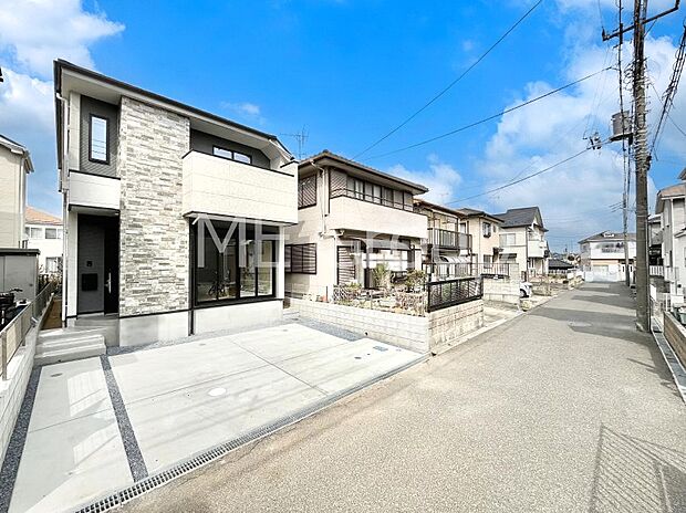 ~Exterior~ 前面道路は閑静な住宅地をはしる車通りの少ない道路。駐車の出し入れもらくらくです!ご不明点・現地見学のご希望は、お気軽にお問い合わせください!