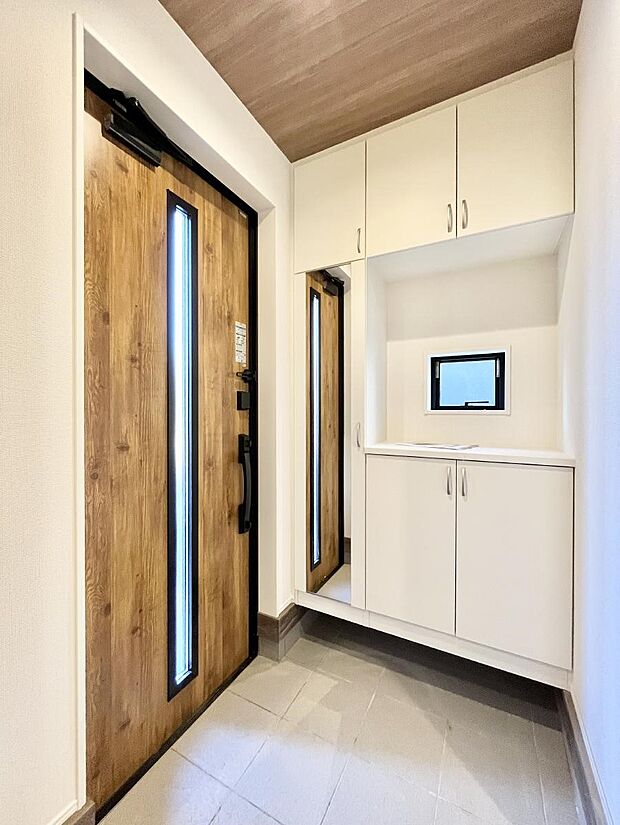 ガラススリットの入った玄関ドアが室内に光を届けてくれます