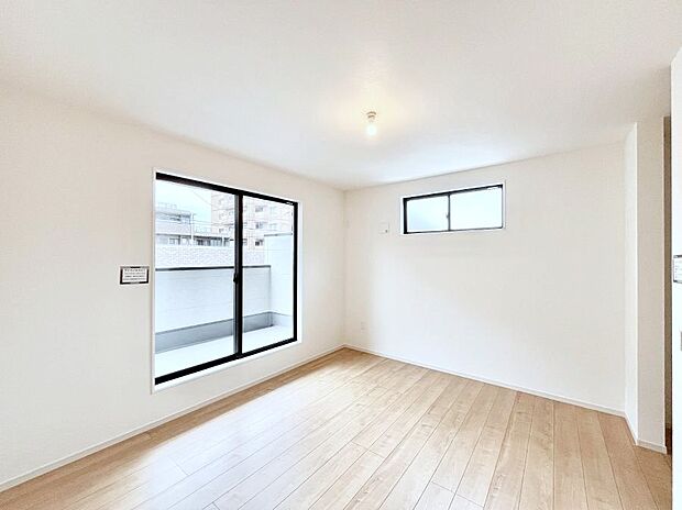 バルコニーが開放感をプラスしてくれる洋室