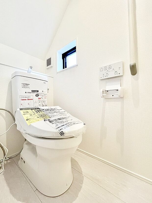 清潔感あるシャワートイレ。小窓から光が注ぎ込みます！