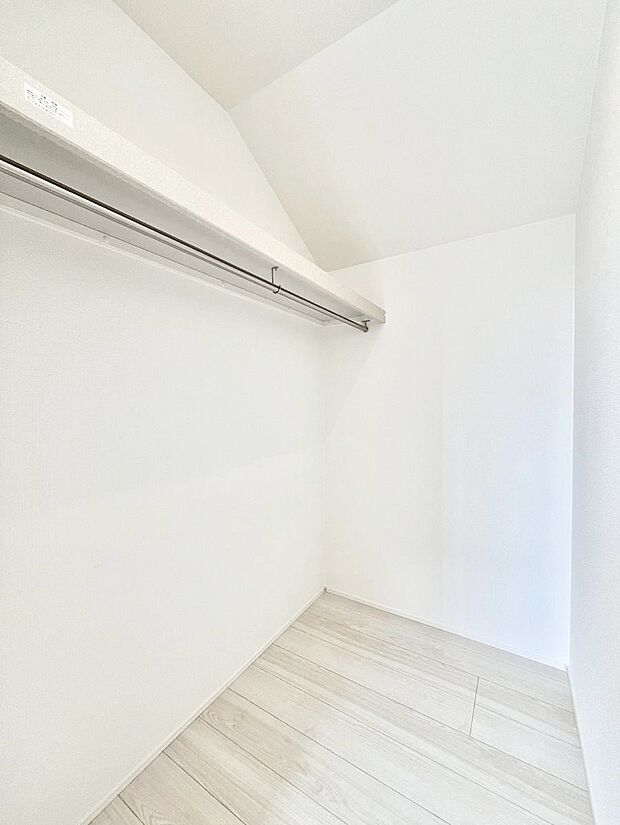 ウォークインクローゼット付きで生活空間を広く利用できます。