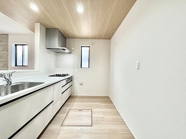 ポップアップ天井が素敵なキッチン！窓があるので採光もとれ換気にも役立ちます。