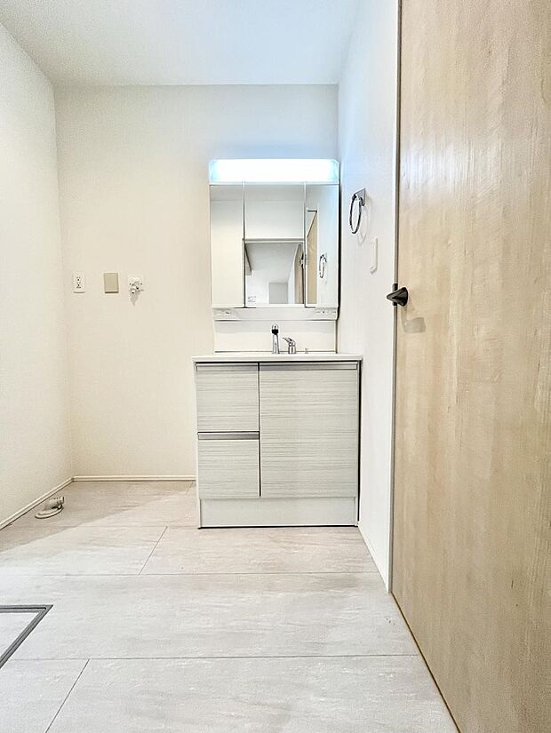 大きく見やすい三面鏡で清潔感ある洗面台は、身だしなみチェックや肌のお手入れにおすすめです。 