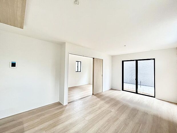 隣接の洋室を開放すればさらに広々空間に