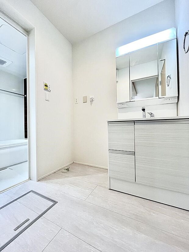 清潔感ある洗面化粧室で朝の身支度も快適