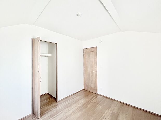 ◆B号棟◆~Bed Room~ 居室には収納クローゼットを完備!普段使いのお洋服や小物はもちろん、季節物のお洋服などもしっかりと整理整頓おしまい頂けます。 居室空間を広く使用できますね。