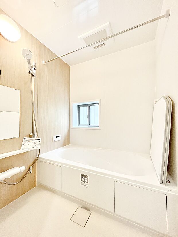 ◆B号棟◆~Bath Room~ 足を伸ばして入浴することが可能!一日の疲れを癒す貴重なバスタイムです。お子様とご一緒でも十分な広さなので、リビングとは違った家族団欒のひと時をお楽しみいただけます。