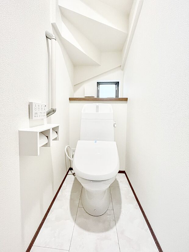 ◆B号棟◆~Toilet~ 清潔感のある水回り♪トイレはウォシュレット付きです◎トイレは毎日使わざるを得ないもの。いつも清潔を保ちたいですね。トイレが2ヶ所あるので朝の混雑時に便利です!