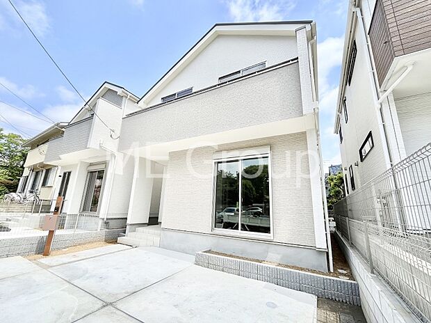 ◆B号棟◆~Exterior~ 閑静な住宅地で子育て家族にピッタリ。 毎日のお散歩も快適な緑に恵まれたエリアで、自然に包まれた穏やかな暮らしを実現するための、ゆとりある住環境が整っています。