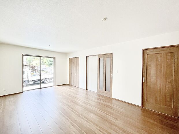 ◆B号棟◆~Living~ 豊かな陽光がこの場所を照らしだす。光溢れるこの空間はみんなの笑顔が集う場所、時を忘れ、つきることのないたわいもない会話を楽しむ時間、たくさんの思いが綴られる場所。
