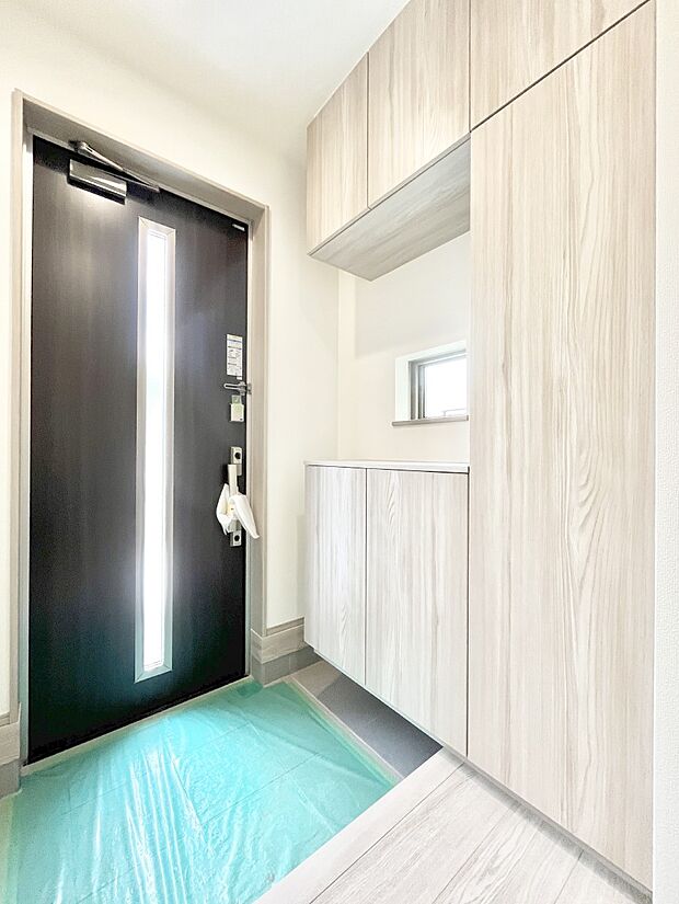 ◆A号棟◆~Entrance~ 家の中でお客様を迎える最初の場所である玄関は、家の印象そのものです!豊富な玄関収納で、常に綺麗に保つことが出来ます♪玄関にはたっぷり収納の下駄箱を完備!