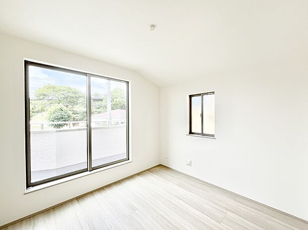 ◆A号棟◆～Bed Room～　バルコニーからの明るい日差しが差し込みます。柔らかい自然光で朝目覚める暮らしが送れるだろう。また、機能的な収納を配置して、片付いた空間も実現出来そう。
