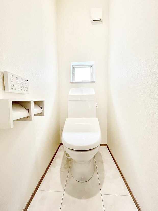 ◆A号棟◆~Toilet~ 綺麗・スッキリ・快適なウォシュレット付トイレでくつろげる空間です。1、2階共にトイレスペース!採光もあり明るく快適空間となっております♪毎日使う場所だからこその配慮です!