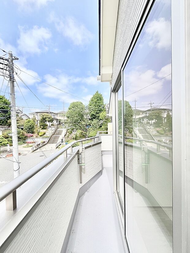 ゆったりバルコニーだから沢山お洗濯ものを干せます。