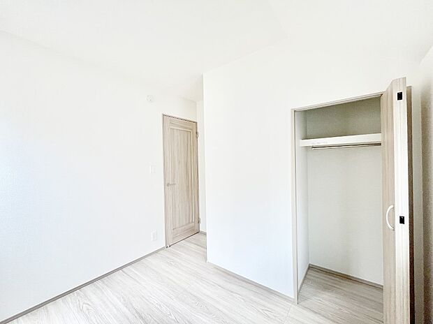 ◆A号棟◆～Bed Room～　居室には収納クローゼットを完備！普段使いのお洋服や小物はもちろん、季節物のお洋服などもしっかりと整理整頓おしまい頂けます。  居室空間を広く使用できますね。