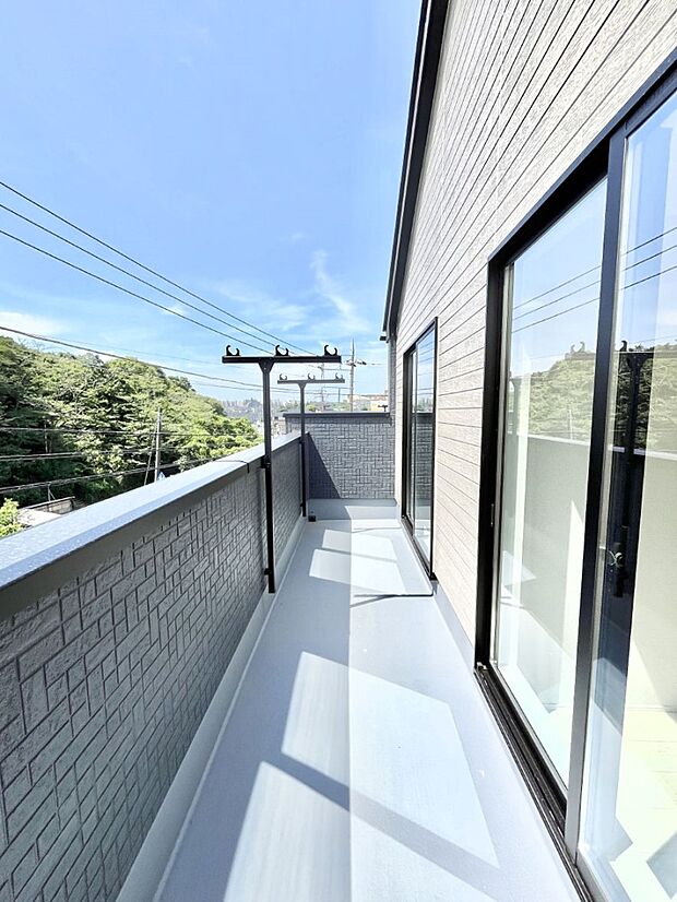 2部屋から出入りできるバルコニーで毎日のお洗濯やお布団干しもラクラク快適に！