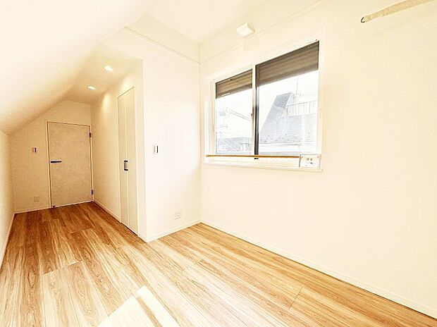 窓からのやさしい光が心地よいプライベートルーム