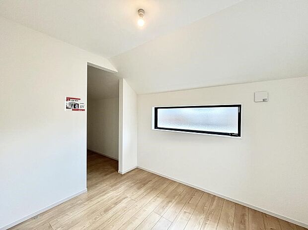 ~Bed Room~ 部屋数が多いのが戸建てのメリットです。ご家族が増えたことで手狭に感じていた住まいも戸建てでは各居室プライバシーを保つことができます。住まいにゆとりが生まれ心もリラックスできます♪