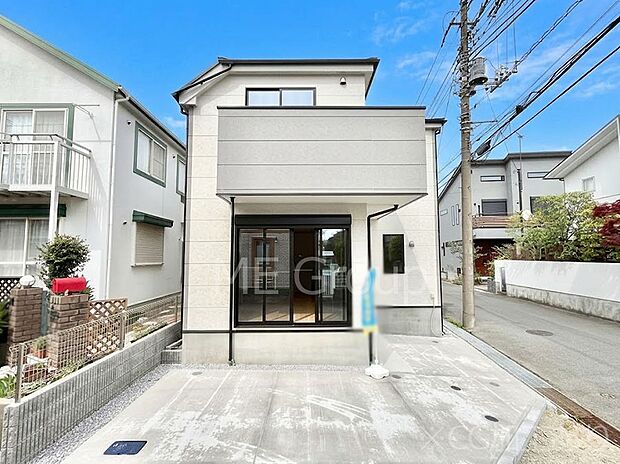 ~Exterior~ 堂々たる趣ながら、主張し過ぎずどこか余裕を感じさせるシャープなフォルムで佇む邸宅は、晴天の空と照らし合わせる事で、本来あるべき完成形の姿を見せてくれます。