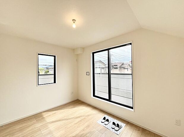 ~Bed Room~ バルコニーからの採光で朝もスッキリ目が覚めそうですね!穏やかな光が差し込む室内には、穏やかな時間が流れます。休日には、落ち着いた空間で自分の趣味を楽しむのはいかがですか。
