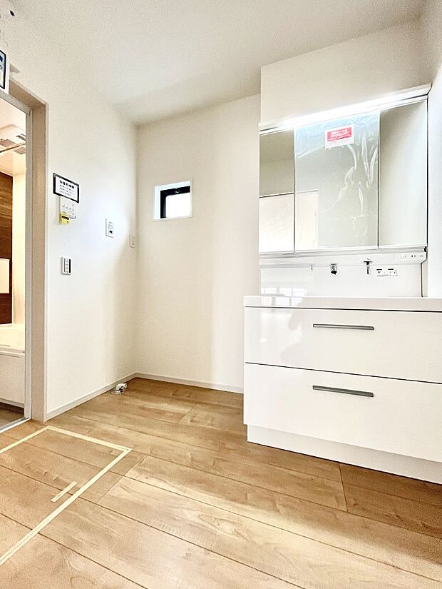～Dressing Room～　明るく清潔感溢れるパウダールーム。毎日使う場所だからこそ、快適な空間となっております。シャンプードレッサーを採用しておりますので、朝シャンも手軽に出来ます。