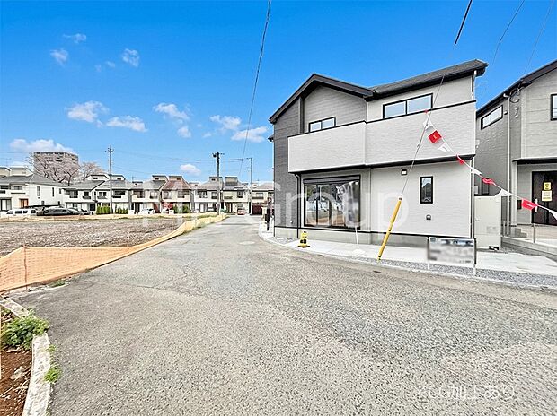 ~Exterior~ 前面道路は閑静な住宅地をはしる車通りの少ない道路。駐車の出し入れもらくらくです!ご不明点・現地見学のご希望は、お気軽にお問い合わせください!