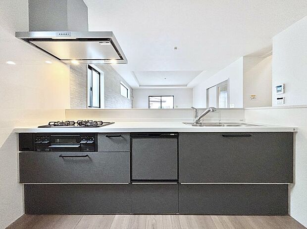 ◆2号棟◆～Kitchen～　会話が弾むリビング、料理が愉しくなるキッチン。家は、ただ生活する場ではなく、暮らしを愉しく、快適にする場所。笑顔の毎日、安らぎの日々のために、最新の設備・仕様を採用。