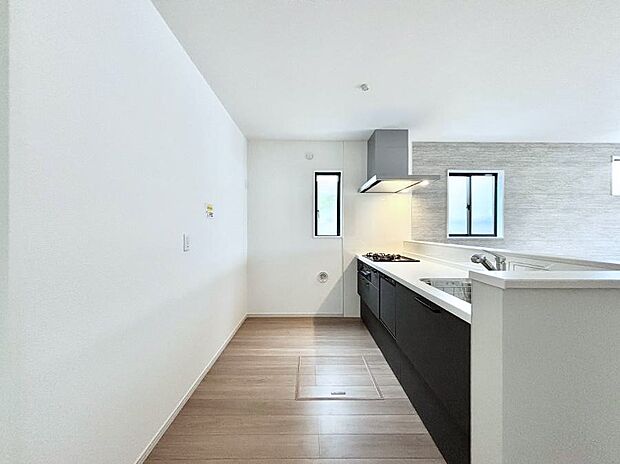 ◆2号棟◆～Kitchen～　自然光が入る窓のあるキッチン☆毎日使う場所だからこそ、使い勝手を考慮しました。ゆったりとしたキッチンコーナーは質感豊かな仕上がりとなっております。